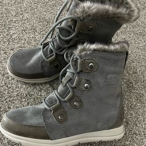 Worn once gray sorrel size 6.5